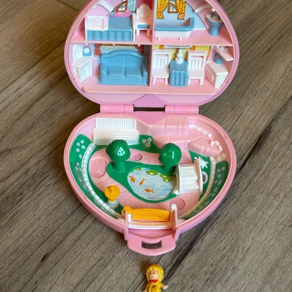 Vintage Polly Pocket country cottage with doll - Picture 2 of 9